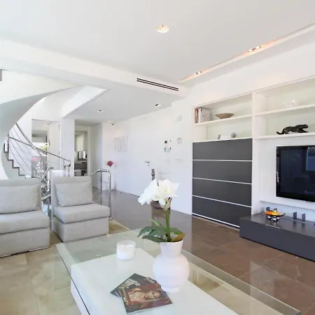 1118 Modern Villa